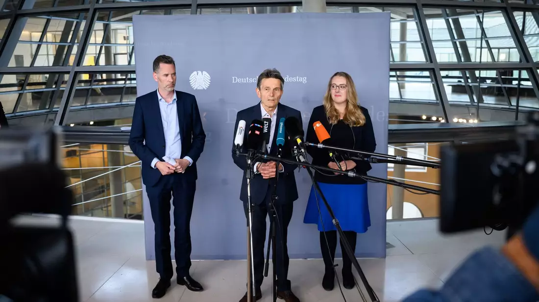 Die Fraktionsvorsitzenden Christian Dürr (l, FDP), Rolf Mützenich (m, SPD) und Katharina Dröge (r, Bündnis 90/Die Grünen), sprechen über den Entwurf für die Novelle des Gebäudeenergiegesetzes (GEG) nach den Sitzungen der Fraktionen im Deutschen Bundestag. - Bild: Bernd von Jutrczenka/dpa