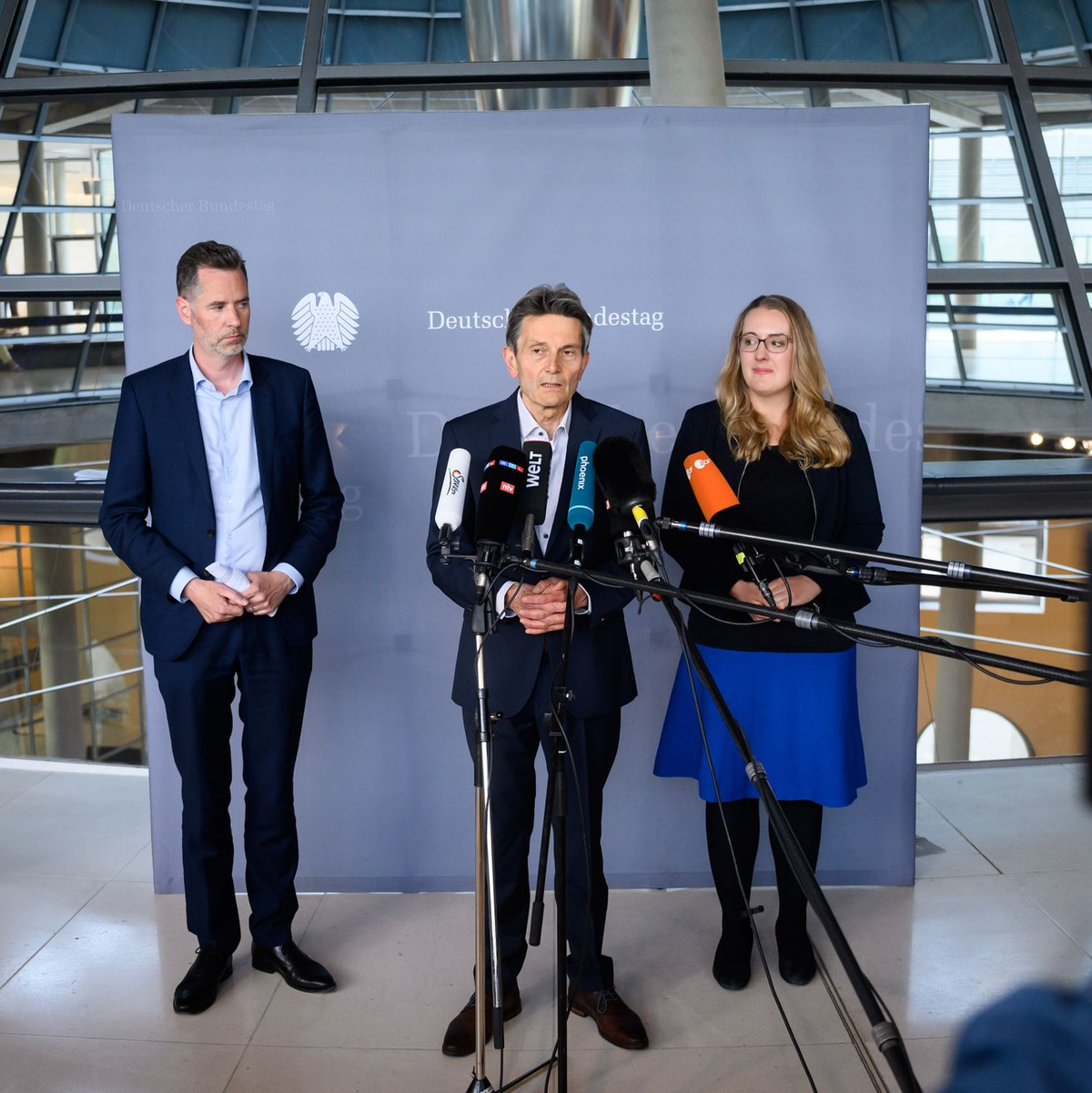 Die Fraktionsvorsitzenden Christian Dürr (l, FDP), Rolf Mützenich (m, SPD) und Katharina Dröge (r, Bündnis 90/Die Grünen), sprechen über den Entwurf für die Novelle des Gebäudeenergiegesetzes (GEG) nach den Sitzungen der Fraktionen im Deutschen Bundestag. - Foto: Bernd von Jutrczenka/dpa