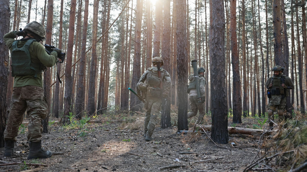 Ukrainische Soldaten an der Frontlinie in der Nähe von Kreminna. - Foto: Roman Chop/AP/dpa