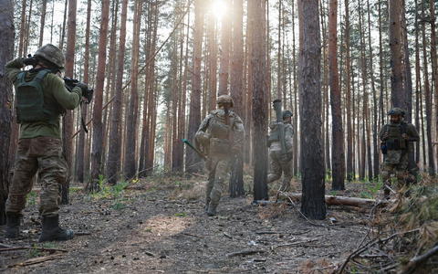 Ukrainische Soldaten an der Frontlinie in der Nähe von Kreminna. - Foto: Roman Chop/AP/dpa