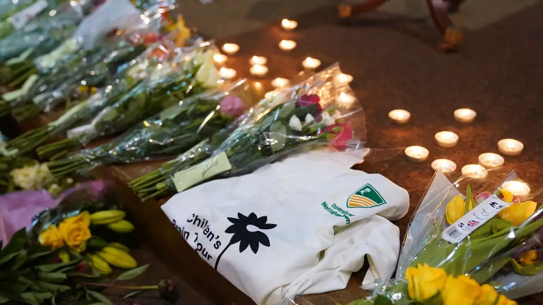 Gedenken an die Opfer vor der St. Peter's Kirche in Nottingham. - Bild: Jacob King/PA Wire/dpa