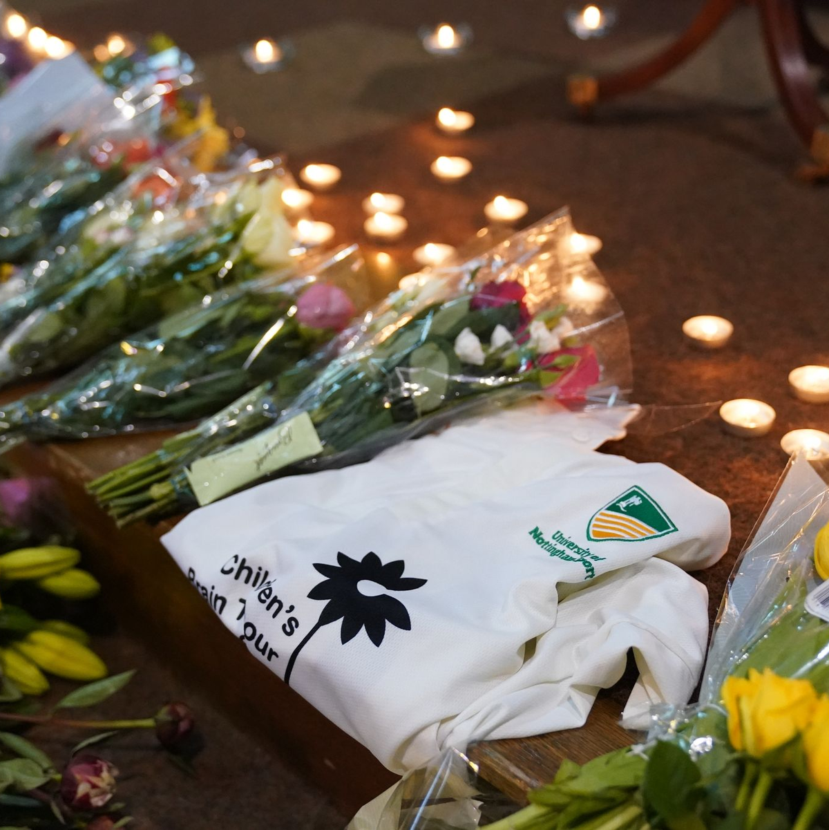 Gedenken an die Opfer vor der St. Peter's Kirche in Nottingham. - Foto: Jacob King/PA Wire/dpa