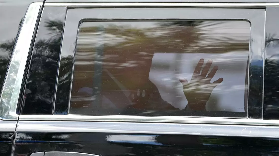 Donald Trump winkt auf dem Weg zum Gericht aus dem Fenster seiner Limousine. - Bild: Jim Rassol/AP/dpa