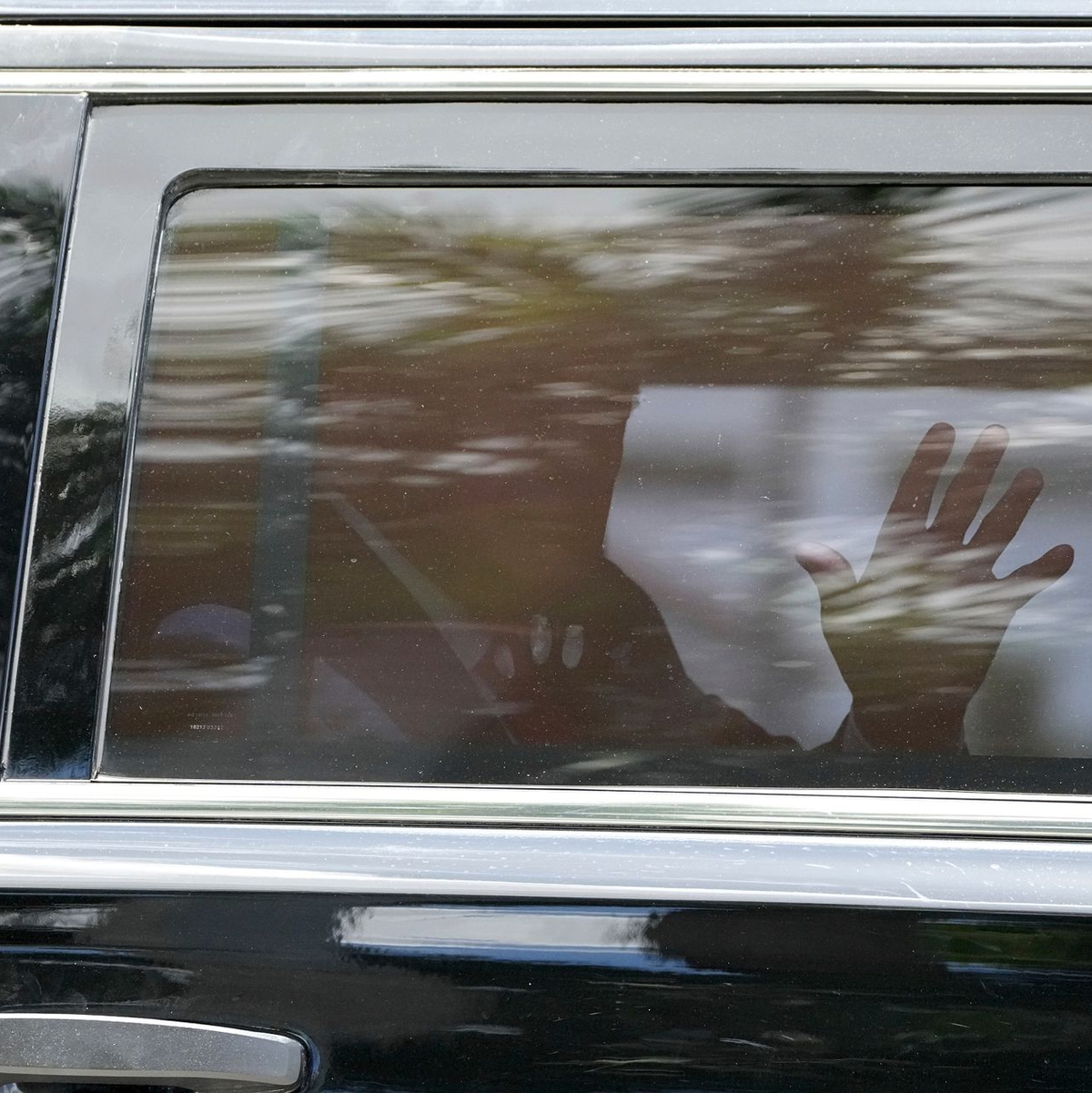 Donald Trump winkt auf dem Weg zum Gericht aus dem Fenster seiner Limousine. - Foto: Jim Rassol/AP/dpa