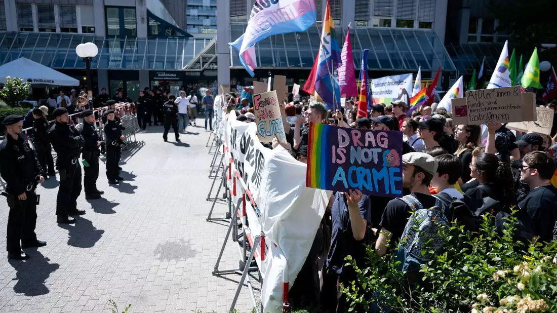 Mit einer Demonstration zeigten zahlreiche Menschen Solidarität mit den Drag-Künstlern und unterstützten die Veranstaltung. - Bild: Sven Hoppe/dpa