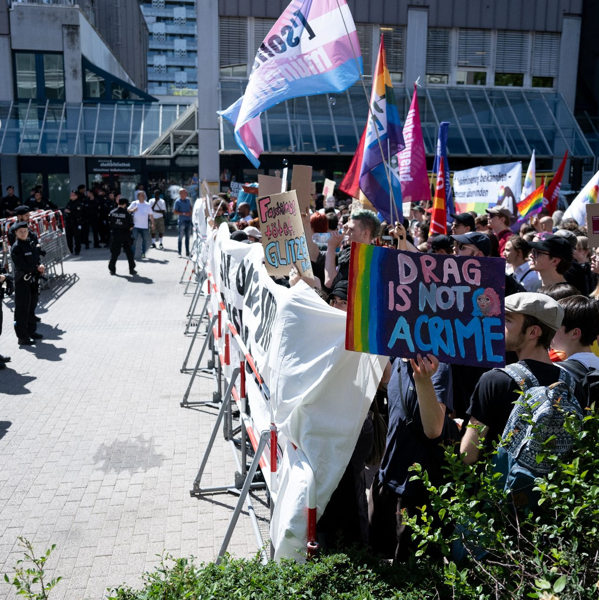 Mit einer Demonstration zeigten zahlreiche Menschen Solidarität mit den Drag-Künstlern und unterstützten die Veranstaltung. - Foto: Sven Hoppe/dpa