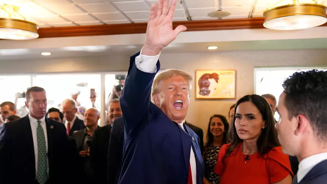 Donald Trum winkt seinen Anhängern im Restaurant Versailles in Miami zu. - Bild: Alex Brandon/AP