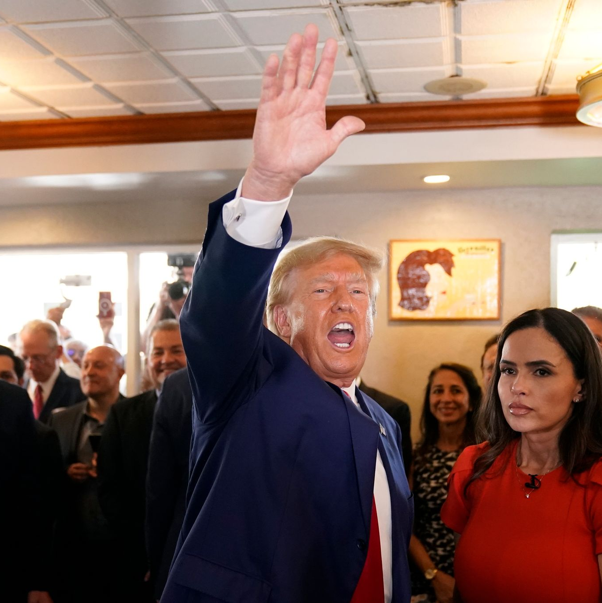 Donald Trum winkt seinen Anhängern im Restaurant Versailles in Miami zu. - Foto: Alex Brandon/AP