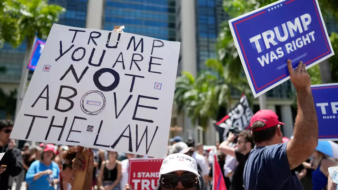 Unterstützer und Gegner von Donald Trump vor dem Wilkie D. Ferguson Jr. U.S. Courthouse in Miami. - Bild: Rebecca Blackwell/AP/dpa