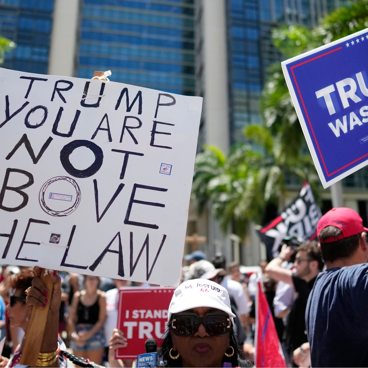 Unterstützer und Gegner von Donald Trump vor dem Wilkie D. Ferguson Jr. U.S. Courthouse in Miami. - Foto: Rebecca Blackwell/AP/dpa