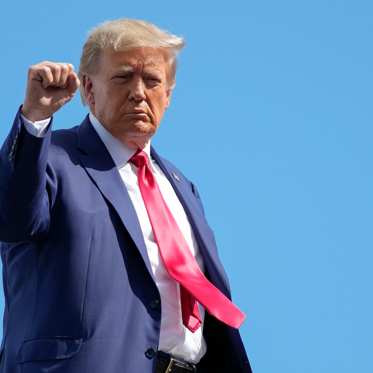 Donald Trump gestikuliert, bevor er sein Privatflugzeug am Miami International Airport besteigt. - Foto: Alex Brandon/AP