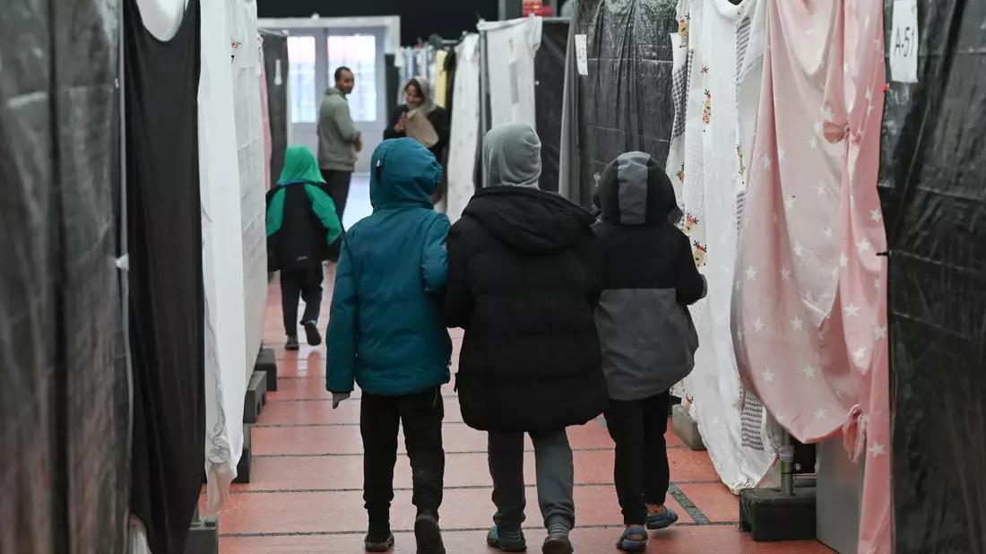Flüchtlingskinder in einer Flüchtlingsunterkunft. - Bild: Arne Dedert/dpa