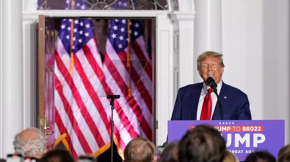 Donald Trump spricht im Trump National Golf Club Bedminster zu seinen Anhängern. - Bild: Mary Altaffer/AP