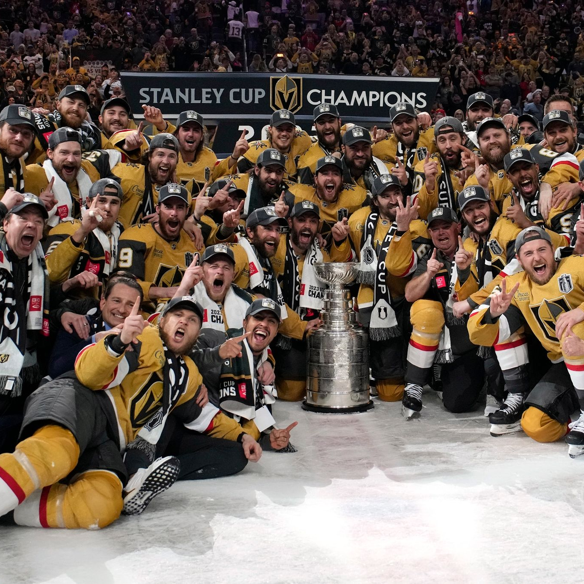 Die NHL-Stars der Vegas Golden Knights jubeln mit dem Stanley Cup nach dem 9:3-Sieg gegen die Florida Panthers. - Foto: John Locher/AP