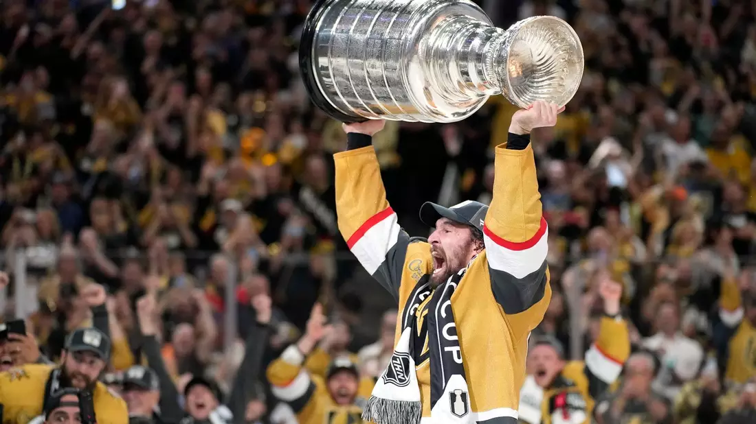 Mark Stone, rechter Flügel der Vegas Golden Knights, läuft mit dem Stanley Cup über das Eis. - Bild: John Locher/AP