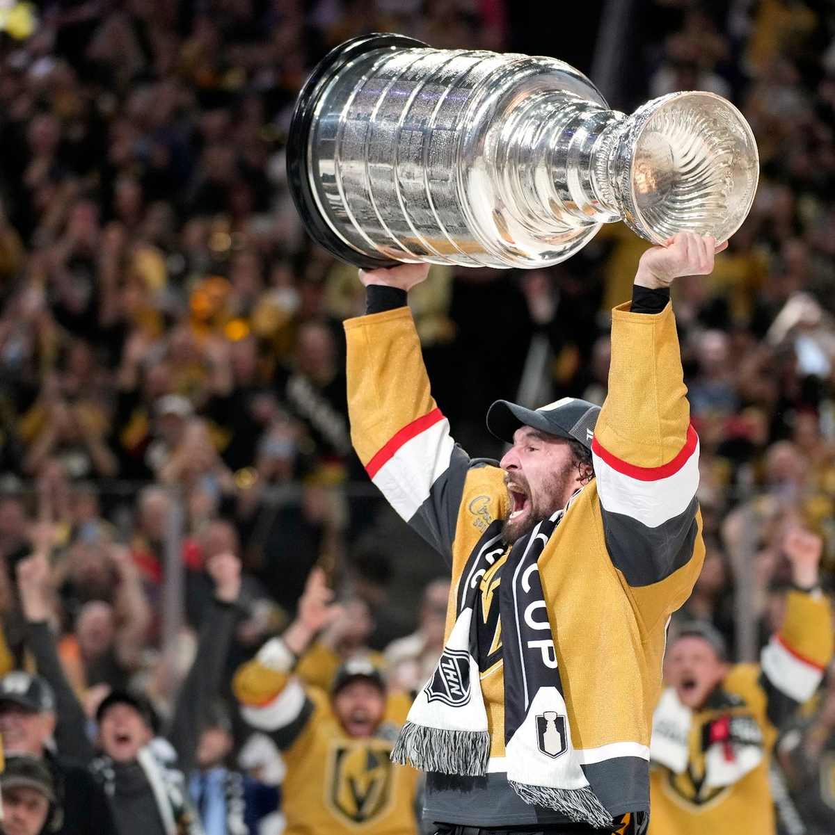 Mark Stone, rechter Flügel der Vegas Golden Knights, läuft mit dem Stanley Cup über das Eis. - Foto: John Locher/AP