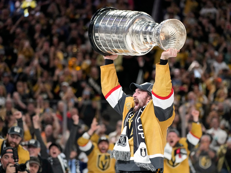 Mark Stone, rechter Flügel der Vegas Golden Knights, läuft mit dem Stanley Cup über das Eis. - Foto: John Locher/AP