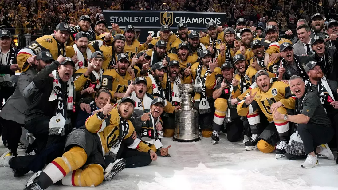Die NHL-Stars der Vegas Golden Knights jubeln mit dem Stanley Cup. - Bild: John Locher/AP