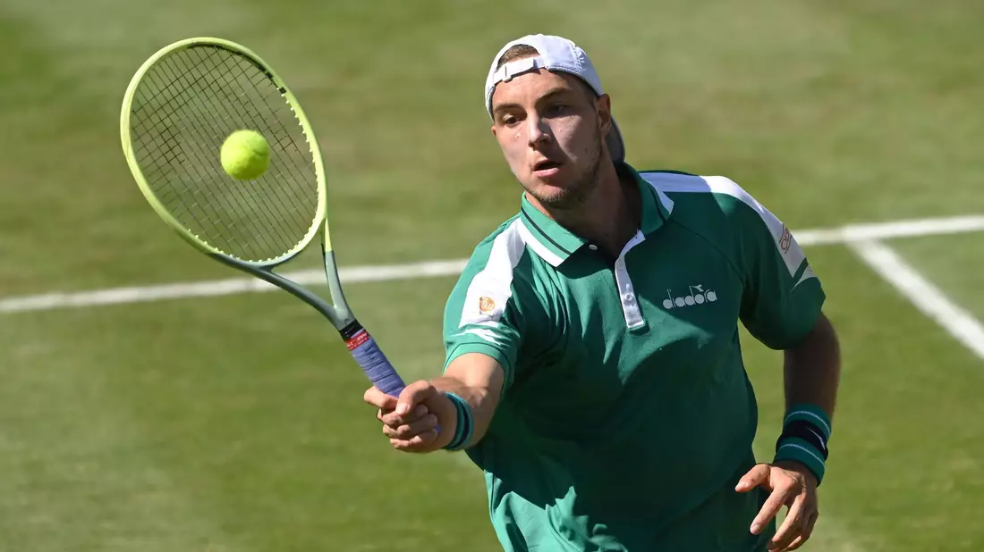 Setzte sich gegen den Italiener Flavio Cobolli mit 7:6 (9:7), 6:3 durch: Jan-Lennard Struff. - Bild: Marijan Murat/dpa