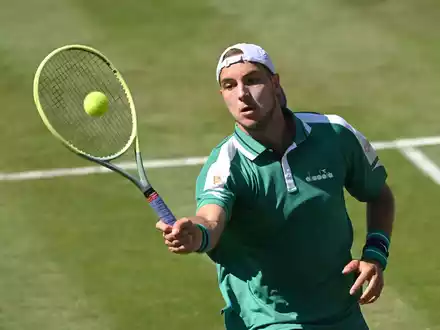Setzte sich gegen den Italiener Flavio Cobolli mit 7:6 (9:7), 6:3 durch: Jan-Lennard Struff. - Foto: Marijan Murat/dpa