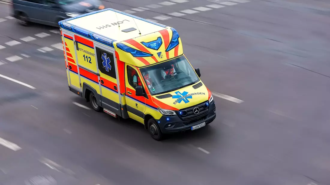 In Dresden hat ein Mann einen anderen mit einem Messer in einer Straßenbahn verletzt (Symbolbild). - Bild: Jan Woitas/dpa