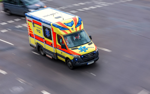 In Dresden hat ein Mann einen anderen mit einem Messer in einer Straßenbahn verletzt (Symbolbild). - Foto: Jan Woitas/dpa
