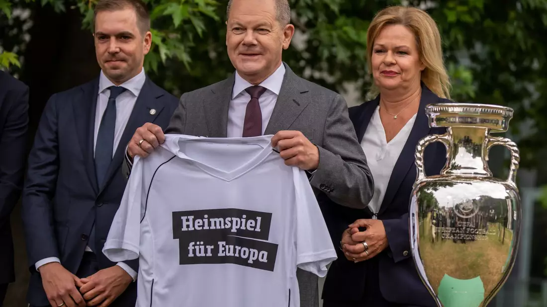 Vorfreude auf die Fußball-EM: Bundeskanzler Olaf Scholz (M), mit Turnierdirektor Philipp Lahm (l) und Bundesinnenministerin Nancy Faeser. - Bild: Michael Kappeler/dpa