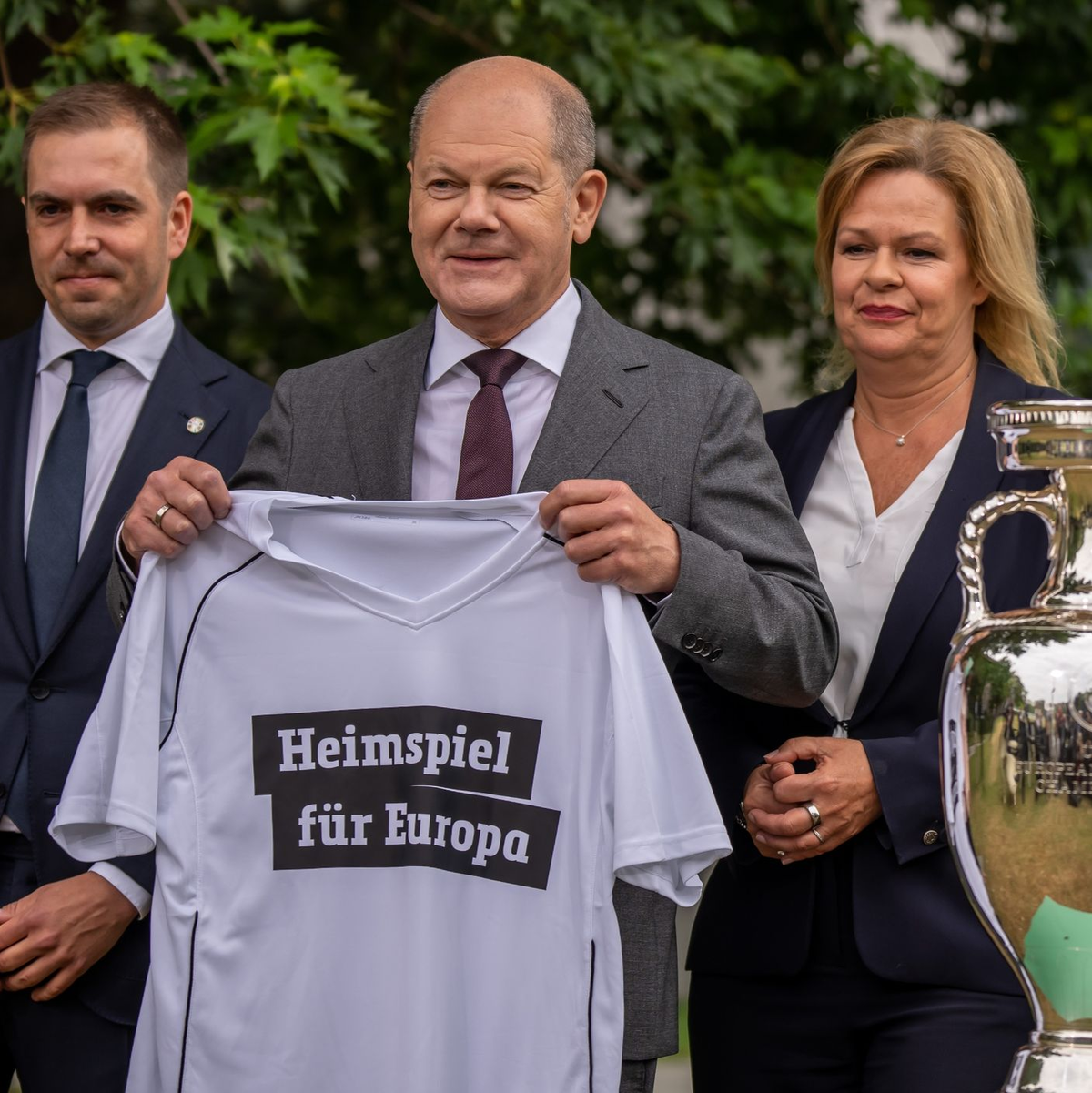 Vorfreude auf die Fußball-EM: Bundeskanzler Olaf Scholz (M), mit Turnierdirektor Philipp Lahm (l) und Bundesinnenministerin Nancy Faeser. - Foto: Michael Kappeler/dpa