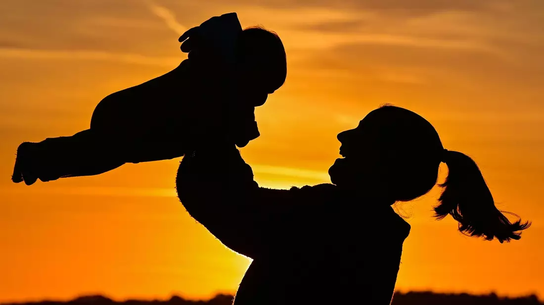 Eine Mutter mit Kind. Ein Fünftel der Frauen zwischen 45 und 49 in Deutschland bleibt dagegen kinderlos. - Bild: Patrick Pleul/dpa