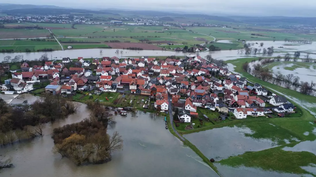 Überschwemmung im mittelhessischen Landkreis Marburg-Biedenkopf (Archivbild). Deutschland muss sich laut dem Weltklimarat auf weitere Überflutungen und Stürme einstellen. - Bild: Nadine Weigel/Nadine Weigel/dpa/dpa