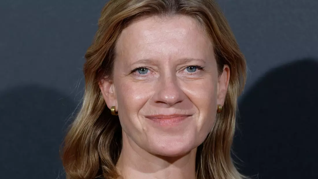 Die Schauspielerin Caroline Peters hält wenig davon, verliebt zu sein. - Bild: Henning Kaiser/dpa