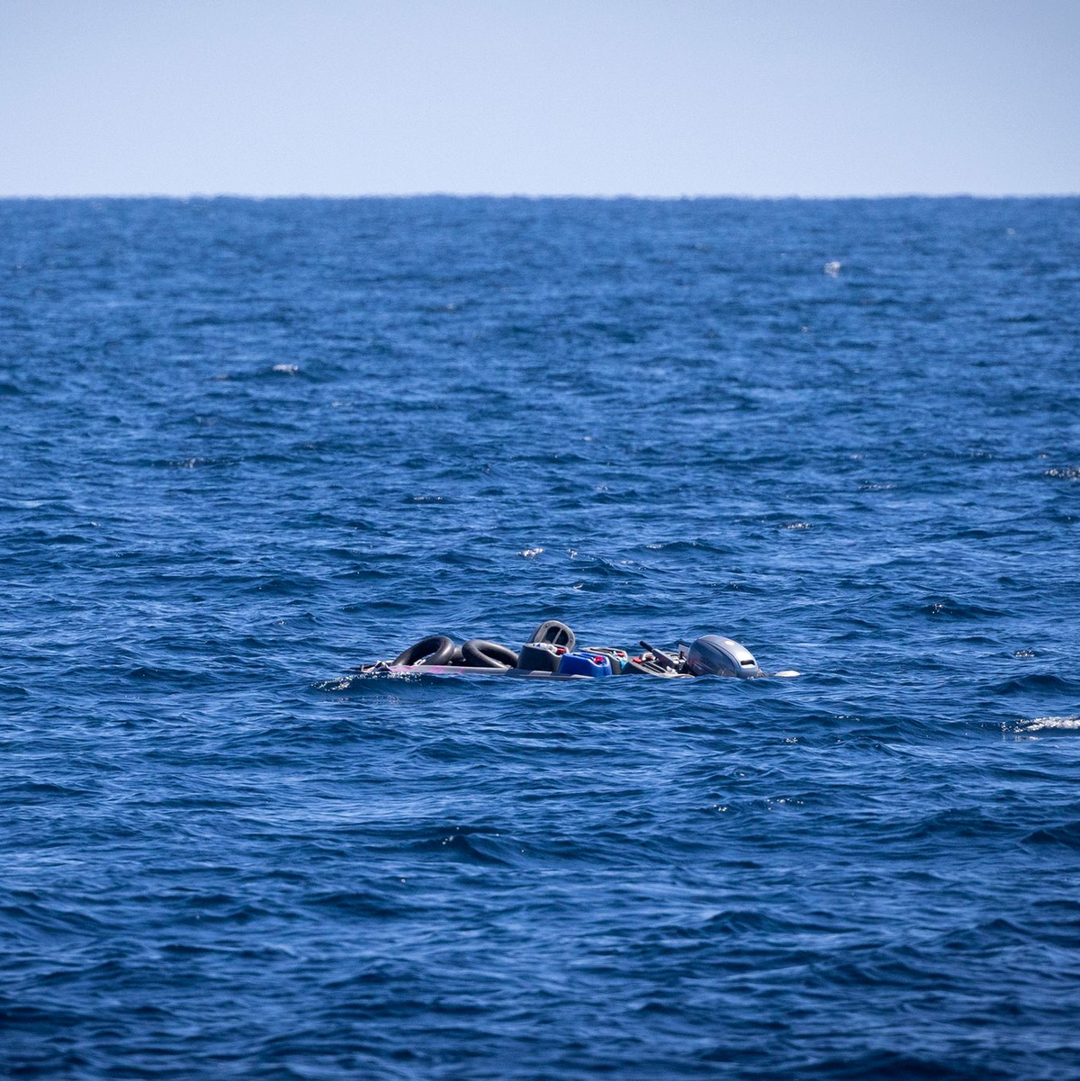 Ein leeres Schlauchboot treibt nach einer Rettungsaktion im Wasser (Symbolbild). - Foto: Jeremias Gonzalez/AP/dpa