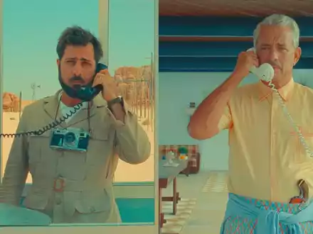 Jason Schwartzman als Mitch Campbell und Tom Hanks als Schwiegervater in einer Szene des Films Asteroid City. - Foto: -/Universal Pictures Germany/dpa