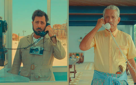 Jason Schwartzman als Mitch Campbell und Tom Hanks als Schwiegervater in einer Szene des Films Asteroid City. - Foto: -/Universal Pictures Germany/dpa