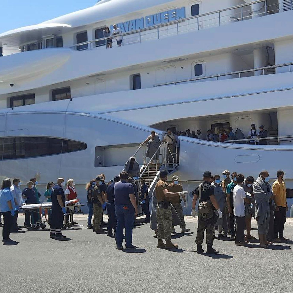 Flüchtlinge kommen nach einer Rettungsaktion in Kalamata mit einer Yacht an. Es ist eines der schwersten Bootsunglücke in Griechenland seit Jahren. - Foto: Uncredited/www.argolikeseidhseis.gr/AP/dpa