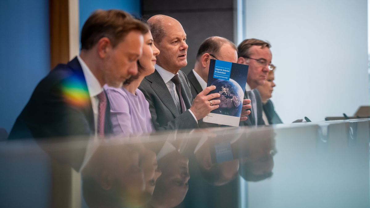 Die Bundesregierung hat eine umfassende Nationale Sicherheitsstrategie beschlossen, die alle Aspekte der äußeren und inneren Sicherheit umfasst. - Foto: Michael Kappeler/dpa