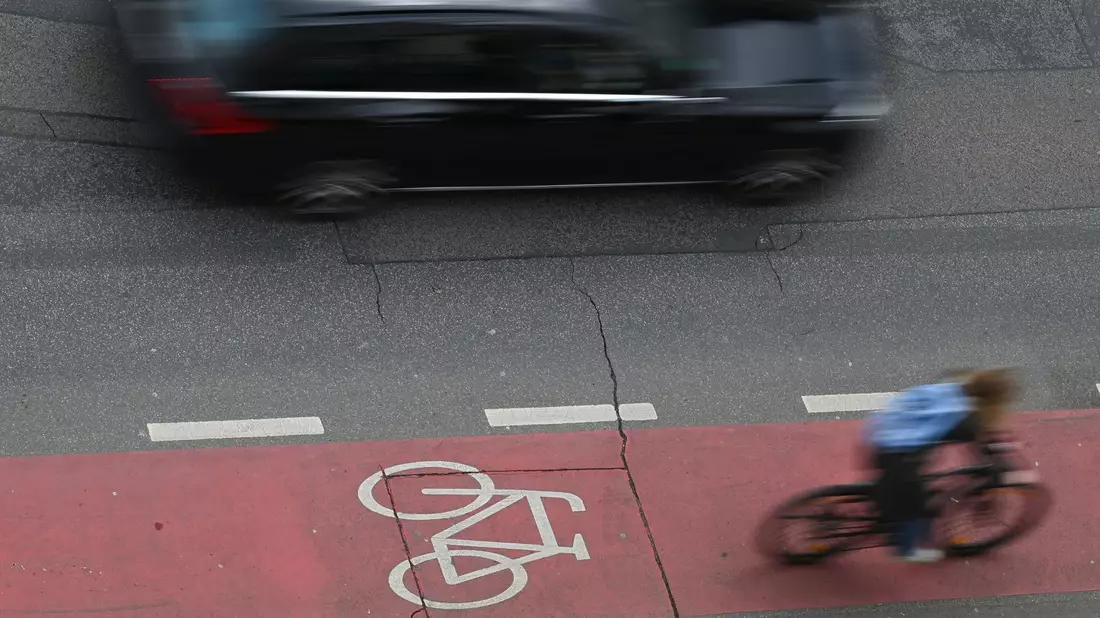 Der Verband Zukunft Fahrrad fordert bessere Bedingungen für Radler im Verkehr und gezielte Finanzhilfen für Hersteller und Händler. - Bild: Arne Dedert/dpa
