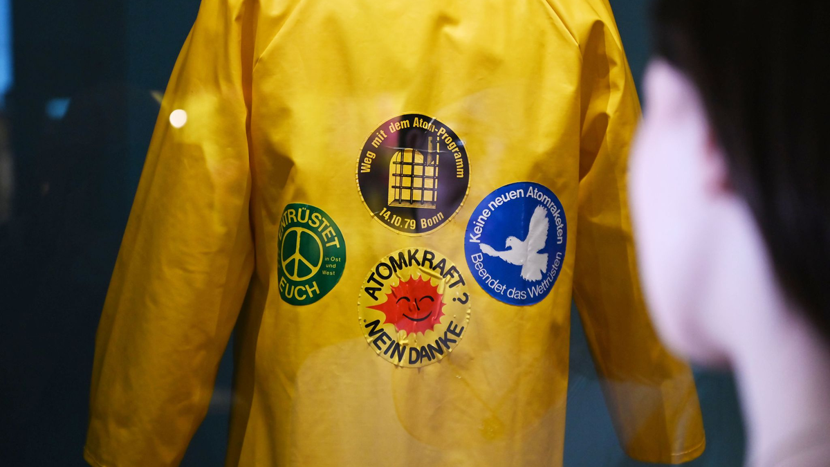 Der geblümte Plastik-Helm der Grünen-Politikerin Petra Kelly von der Mutlanger «Promiblockade» gegen die Stationierung von Mittelstreckenraketen ist Teil der Ausstellung. - Foto: Uli Deck/dpa