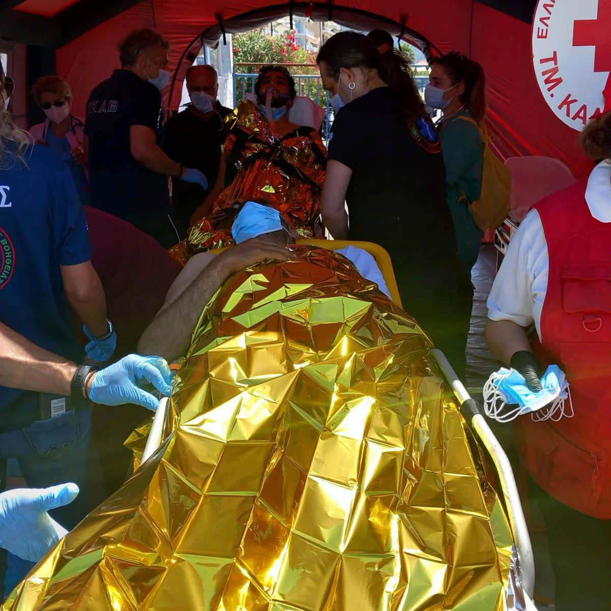 Flüchtlinge erhalten erste Hilfe bei ihrer Ankunft im Hafen von Kalamata. - Foto: Uncredited/www.argolikeseidhseis.gr/AP/dpa