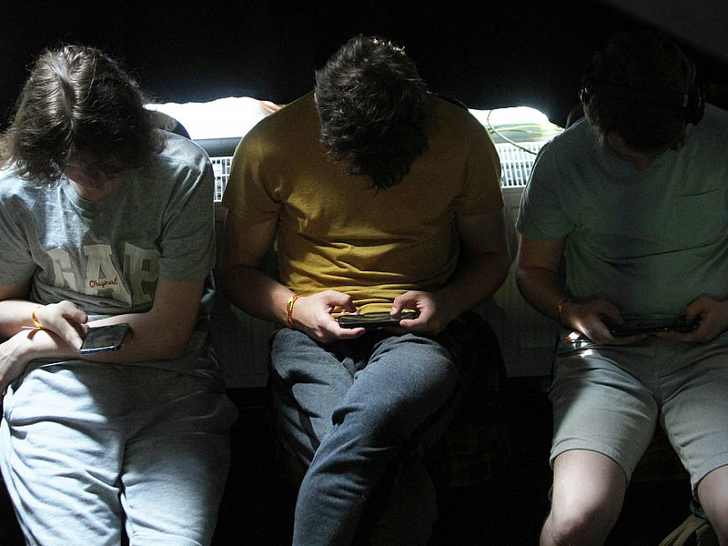 Junge Leute mit Smartphones - Foto: ?ber dts Nachrichtenagentur