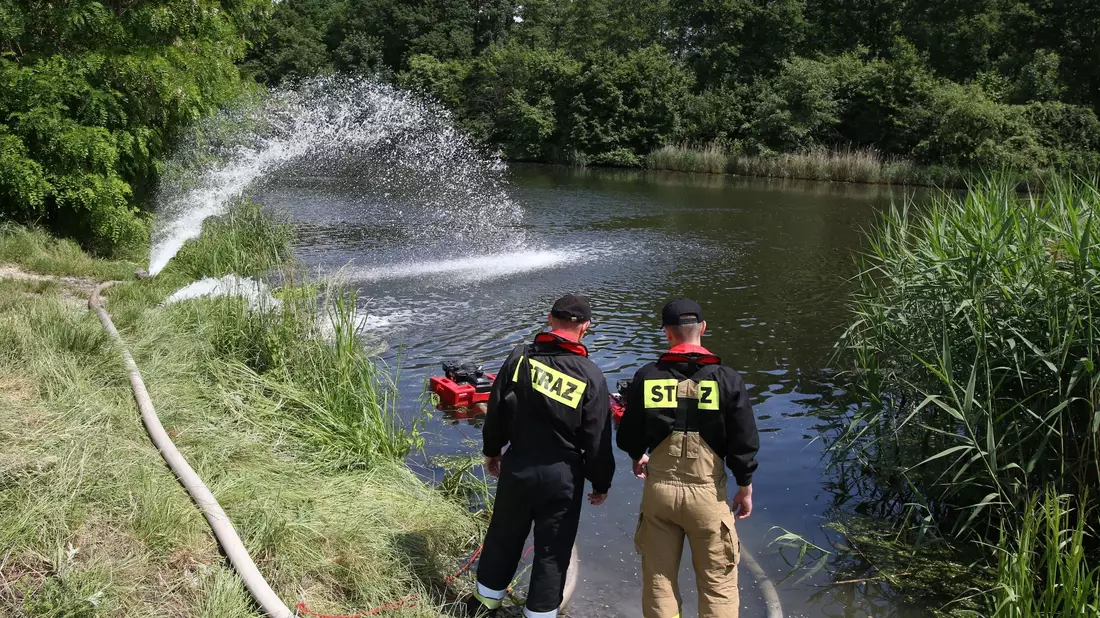 Feuerwehrleute pumpen Sauerstoff in den Gleiwitzer Kanal, um das Algenwachstum zu verhindern. - Bild: Krzysztof Swiderski/PAP/dpa
