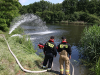 Feuerwehrleute pumpen Sauerstoff in den Gleiwitzer Kanal, um das Algenwachstum zu verhindern. - Foto: Krzysztof Swiderski/PAP/dpa
