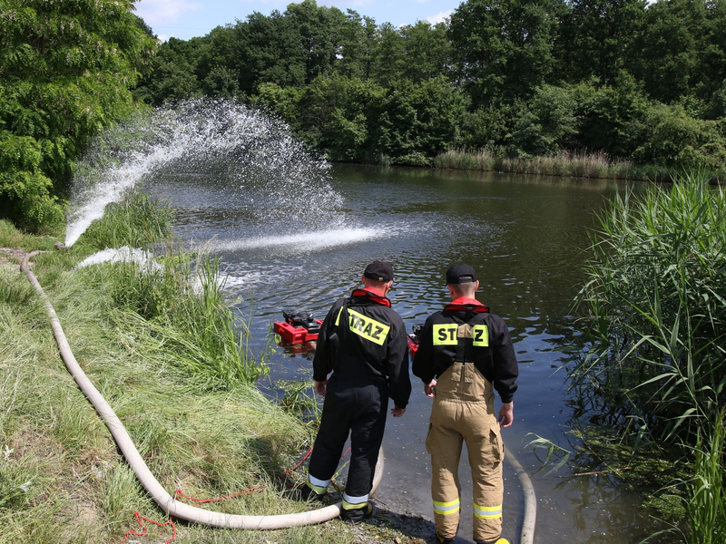 Feuerwehrleute pumpen Sauerstoff in den Gleiwitzer Kanal, um das Algenwachstum zu verhindern. - Foto: Krzysztof Swiderski/PAP/dpa