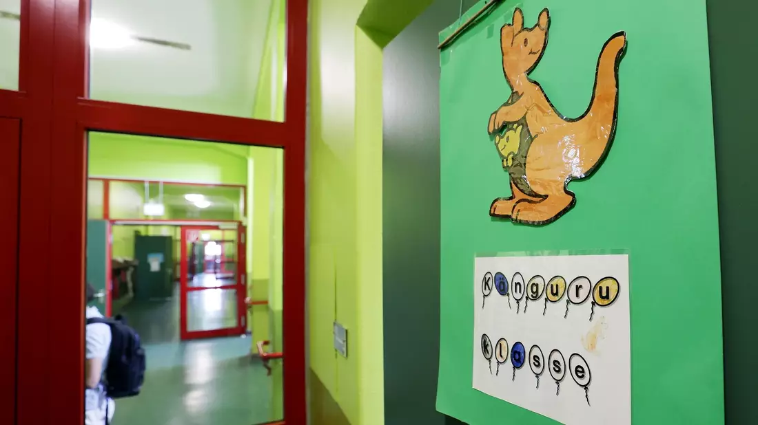 Laut einer Umfrage sind Führungskräfte an Schulen in Deutschland sehr häufig überlastet. - Bild: David Young/dpa