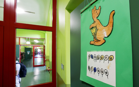 Laut einer Umfrage sind Führungskräfte an Schulen in Deutschland sehr häufig überlastet. - Foto: David Young/dpa