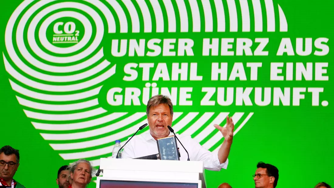 Wirtschaftsminister Robert Habeck spricht auf einer Großdemonstration zu den Stahlarbeitern bei Thyssenkrupp. - Bild: Roland Weihrauch/dpa