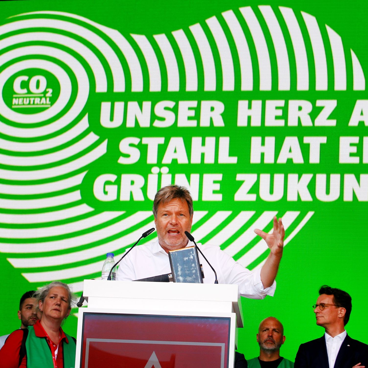 Wirtschaftsminister Robert Habeck spricht auf einer Großdemonstration zu den Stahlarbeitern bei Thyssenkrupp. - Foto: Roland Weihrauch/dpa