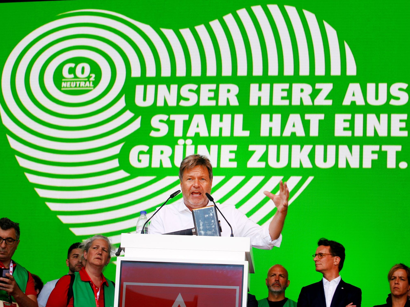 Wirtschaftsminister Robert Habeck spricht auf einer Großdemonstration zu den Stahlarbeitern bei Thyssenkrupp. - Foto: Roland Weihrauch/dpa