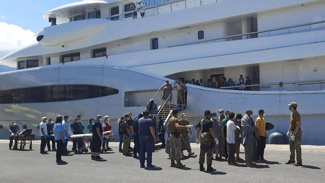 Flüchtlinge vom Unglücksboot sind nach Kalamata gebracht worden. - Bild: Uncredited/www.argolikeseidhseis.gr/AP/dpa