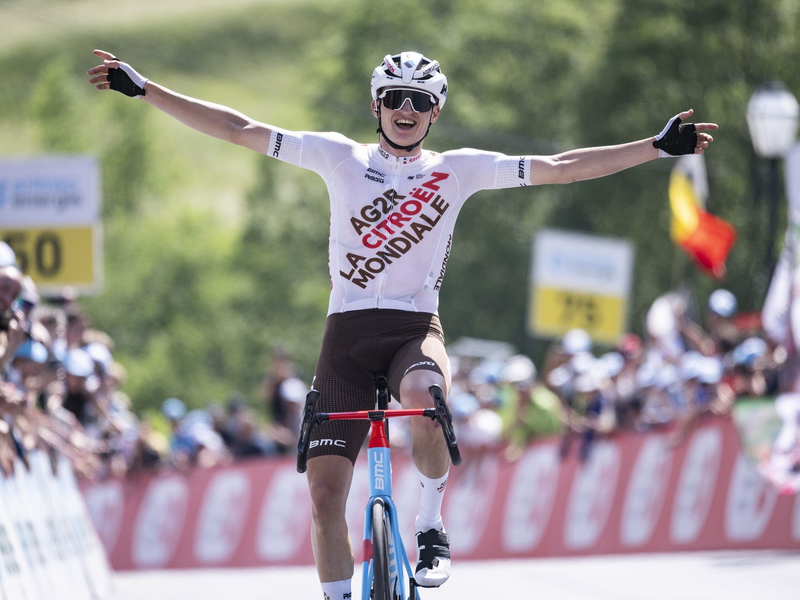 Felix Gall aus Österreich hat bei der Tour de Suisse überraschend das Gelbe Trikot übernommen. - Foto: Gian Ehrenzeller/KEYSTONE/dpa